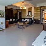 Impressionnant Manoir Avec Piscine A Aigueze, 450 M²