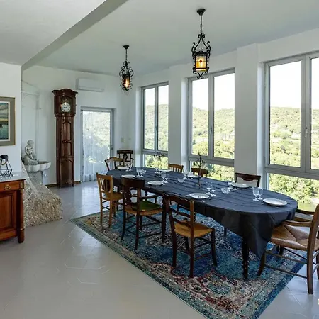 Impressionnant Manoir Avec Piscine A Aigueze, 450 M²