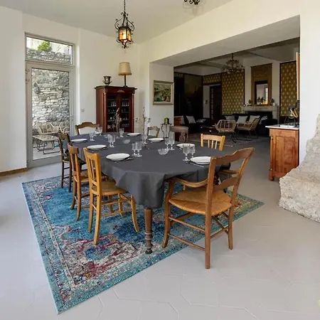 Impressionnant Manoir Avec Piscine A Aigueze, 450 M²