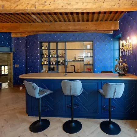Impressionnant Manoir Avec Piscine A Aigueze, 450 M² Aigueze