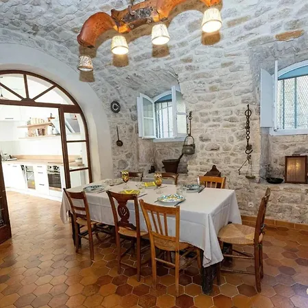 Prázdninový dům Impressionnant Manoir Avec Piscine A Aigueze, 450 M² Aigueze