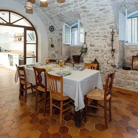 Impressionnant Manoir Avec Piscine A Aigueze, 450 M² * Aigueze