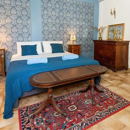 Impressionnant Manoir Avec Piscine A Aigueze, 450 M² Prázdninový dům Aigueze