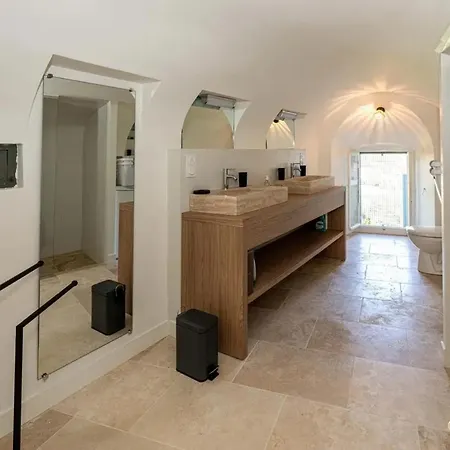 Impressionnant Manoir Avec Piscine A Aigueze, 450 M²