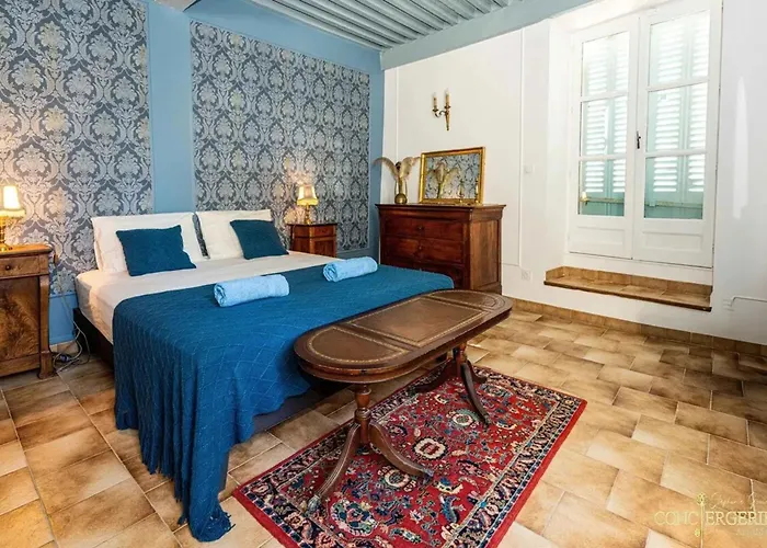 Impressionnant Manoir Avec Piscine A Aigueze, 450 M² بيت للعطل *
