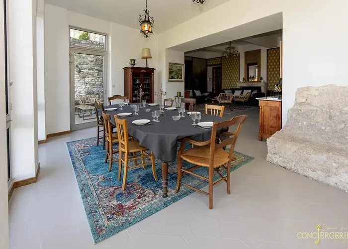 Impressionnant Manoir Avec Piscine A Aigueze, 450 M²