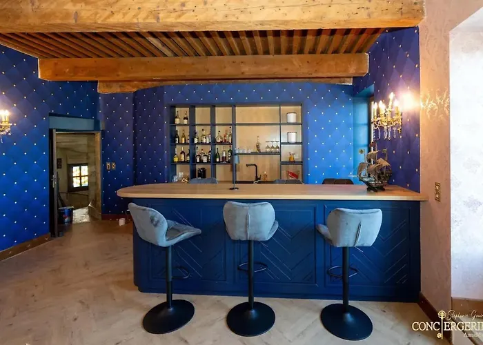 Impressionnant Manoir Avec Piscine A Aigueze, 450 M² إيغيزه