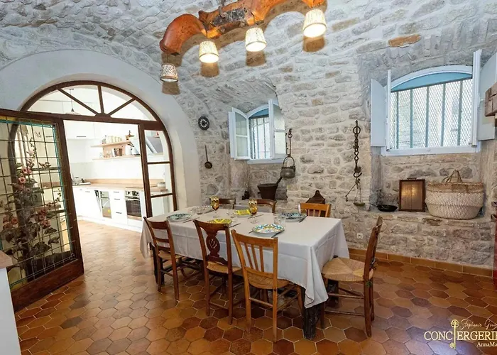 بيت للعطل Impressionnant Manoir Avec Piscine A Aigueze, 450 M² إيغيزه